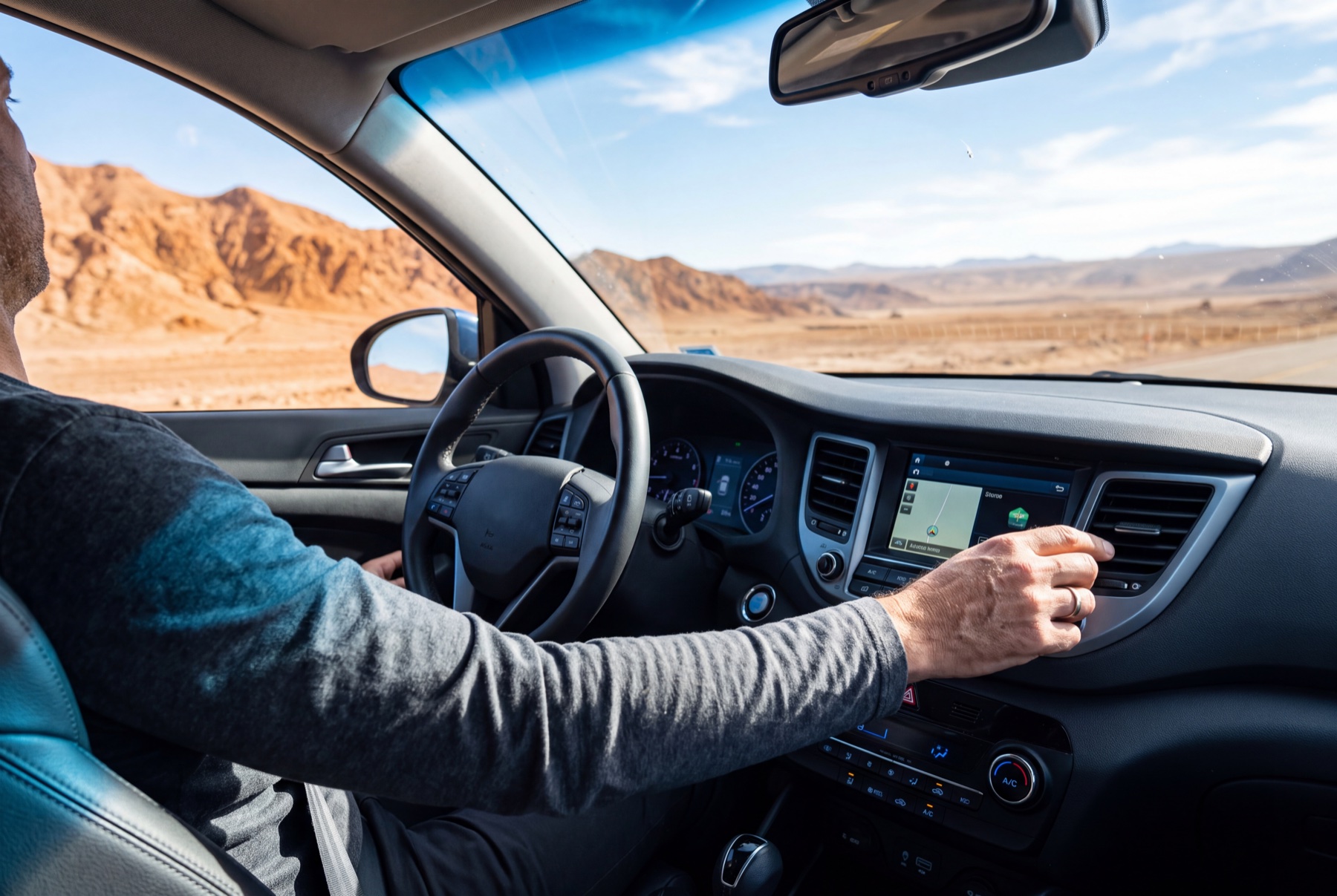 Conductor disfrutando el aire acondicionado de su auto en el desierto de Atacama